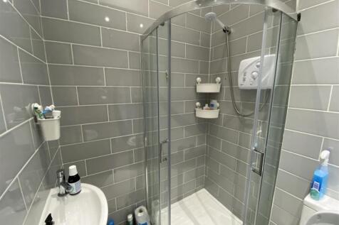 19da.gf shower room.JPG