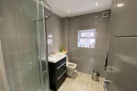 19da. 1st floor shower room.JPG