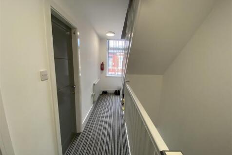 19da.1st floor hallway.JPG