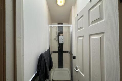 28ds.shower room.JPG