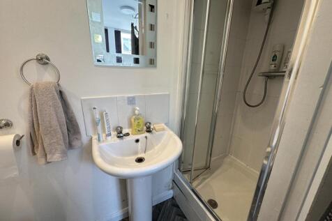 3mr.room1 ensuite.JPG