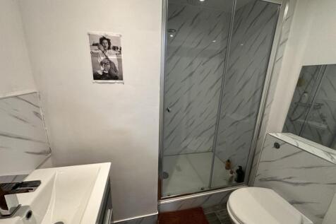 3mr.room2 ensuite.JPG