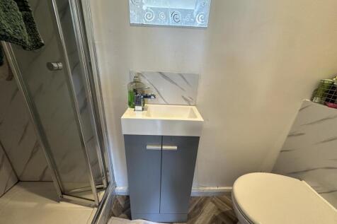 3mr.room3 ensuite.JPG