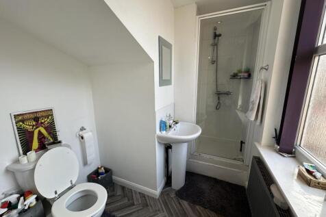 3mr.room5 ensuite.JPG