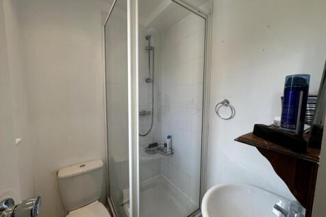 3mr.room6 ensuite.JPG