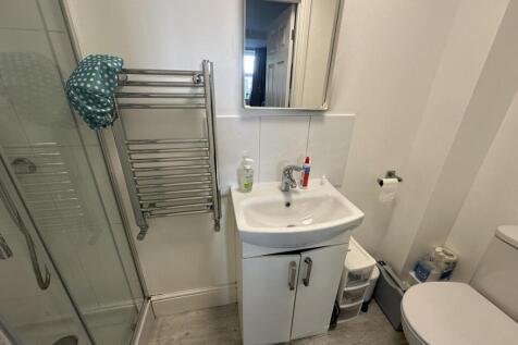 31dr.room1 ensuite.JPG