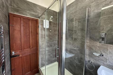 1st floor shower room.JPG