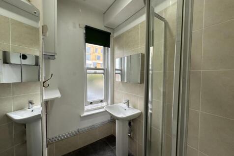 1st floor shower room.JPG