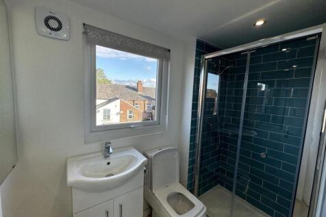 2hg.room4 ensuite.JPG