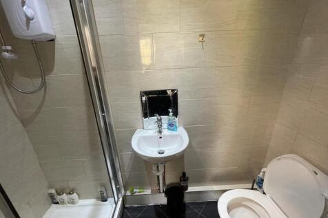 57mr.room5 ensuite.jpg