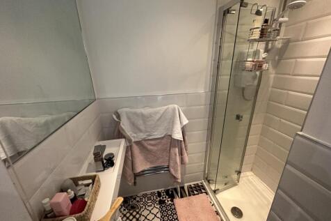 5kg.room1 ensuite.JPG