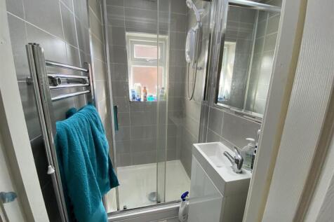 24es.shower room (2).JPG