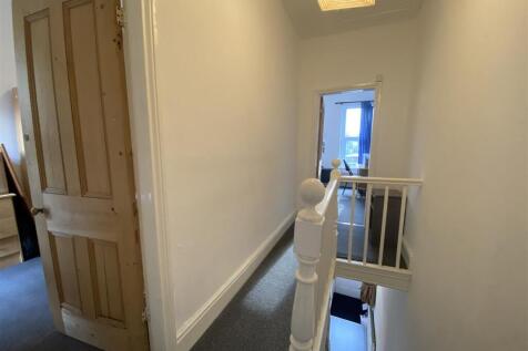 31sa.upstairs hallway.JPG