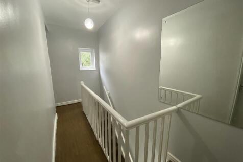 24rg.upstairs hallway.jpg