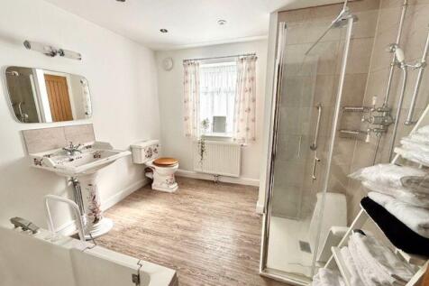 Bathroom (ground floor)