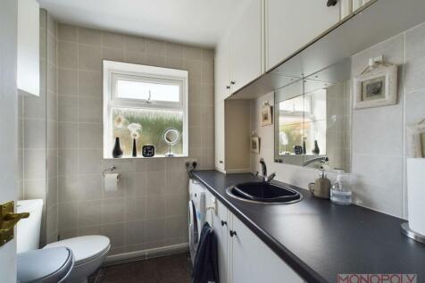 UTILTY/ CLOAKROOM W.C.