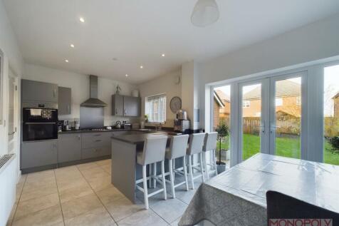 OPEN PLAN KITCHEN/DINING/LIVING ROOM