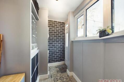 REAR UTILITY ROOM