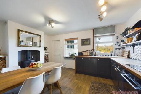 KITCHEN/ DINING ROOM