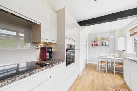 MODERN KITCHEN/ BREAKFAST ROOM