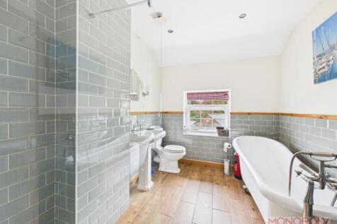 EN SUITE BATHROOM