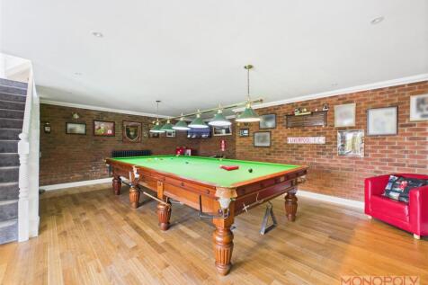 SNOOKER/GAMES ROOM