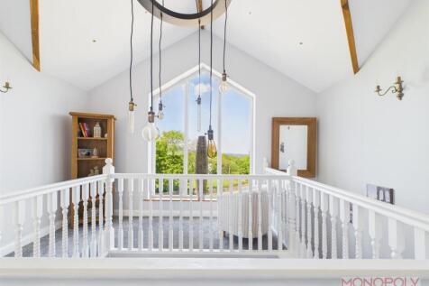 GALLERIED LANDING