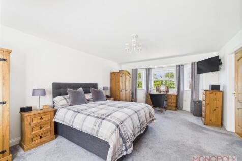 MAIN BEDROOM