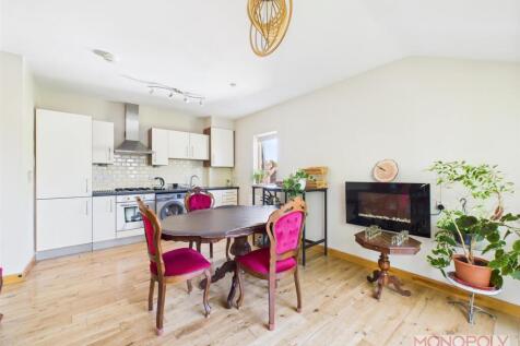 OPEN PLAN LOUNGE/KITCHEN/DINING ROOM