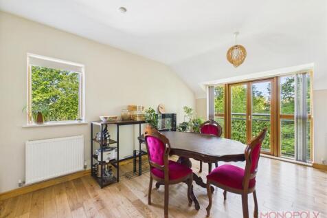 OPEN PLAN LOUNGE/KITCHEN/DINING ROOM