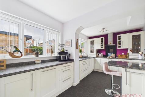 KITCHEN/ BREAKFAST ROOM