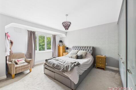 MAIN BEDROOM