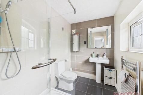 EN SUITE SHOWER ROOM