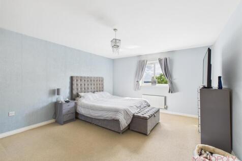 MAIN BEDROOM