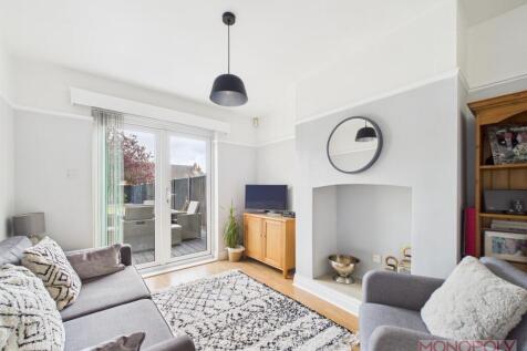 FAMILY/SITTING ROOM