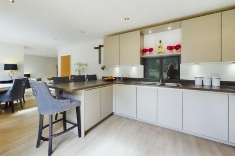 Kitchen / Breakfast Bar