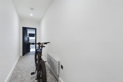Flat 3b, Hallway