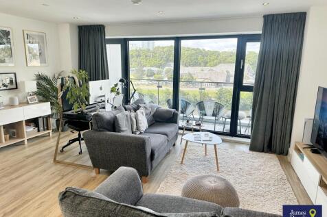 lounge facing balcon