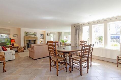 Reception Room-1.jpg