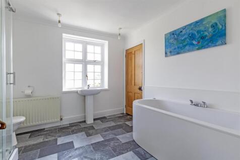 Bathroom 1-1.jpg
