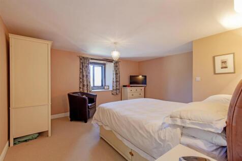 Bedroom 1-1.jpg