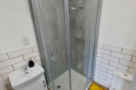 Bedroom 5 ensuite