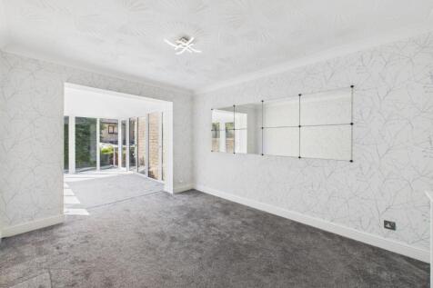 Open plan dining to conservatory