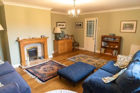 Living Room 8.JPG