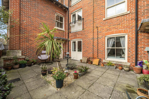 1382373-4-691c8d1...