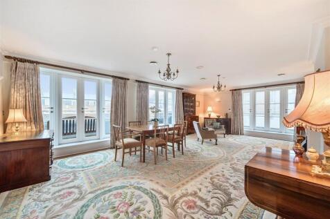 Sitting/dining room
