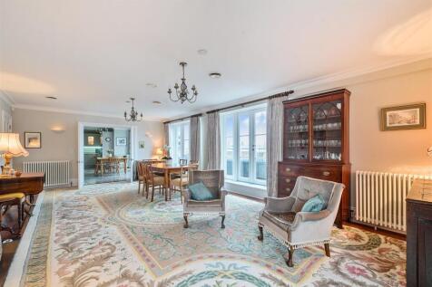 Sitting/dining room