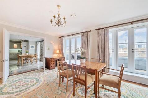 Sitting/dining room