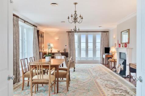 Sitting/dining room