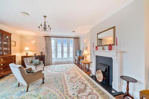 Sitting/dining room